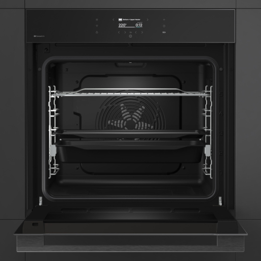 Moderno forno da cucina da incasso nero con porta aperta, interno illuminato e teglie.