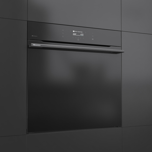 Moderno forno Hisense nero con display digitale e maniglia elegante, incassato in mobili scuri.