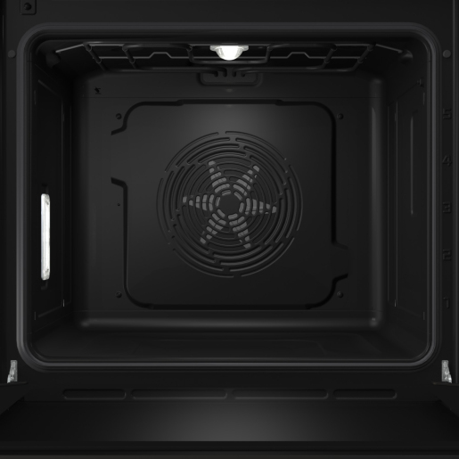 Vista interna di un forno nero vuoto con luce accesa e copertura della ventola circolare centrale.