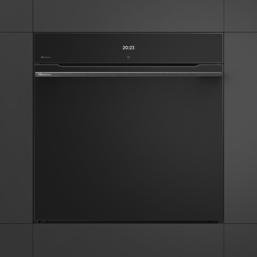 Moderno forno nero con display digitale e maniglia in acciaio inserito in una cucina scura.