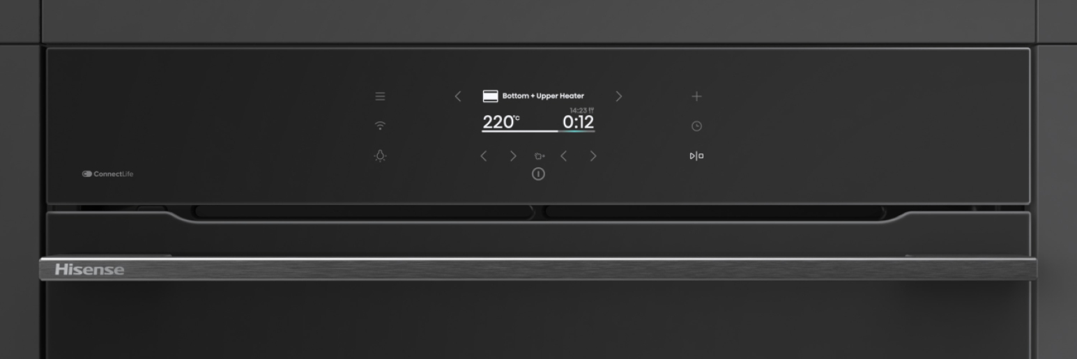 Pannello di controllo forno Hisense nero con display digitale per temperatura e ora, dotato di maniglia in acciaio.