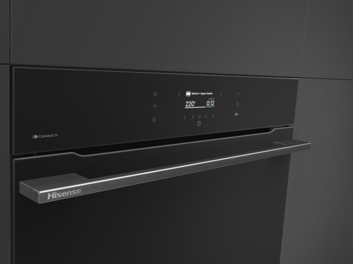 Primo piano del display digitale e della maniglia di un forno Hisense nero.
