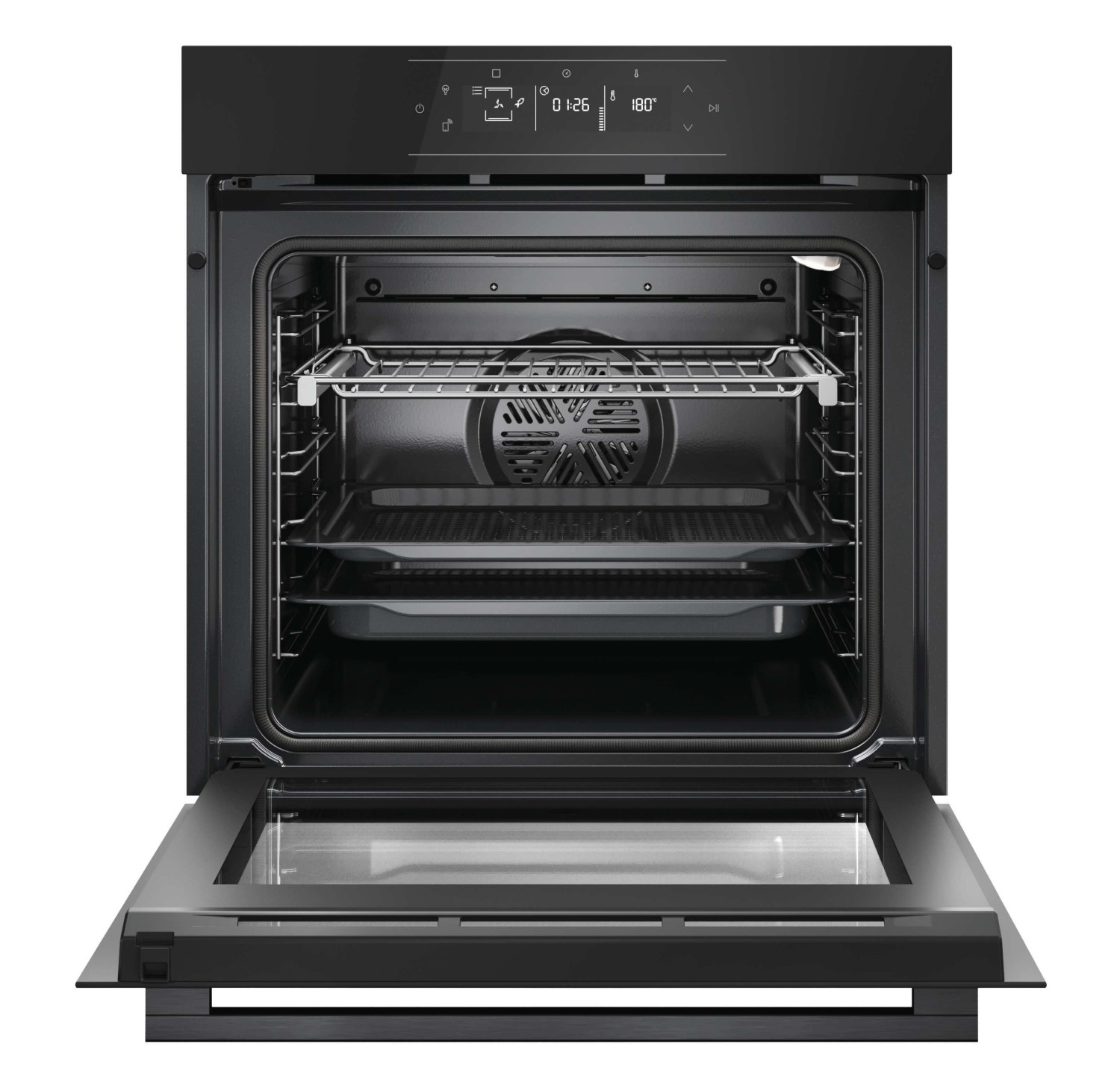 Un moderno forno da incasso nero con porta aperta, luce interna, una griglia metallica e due teglie.