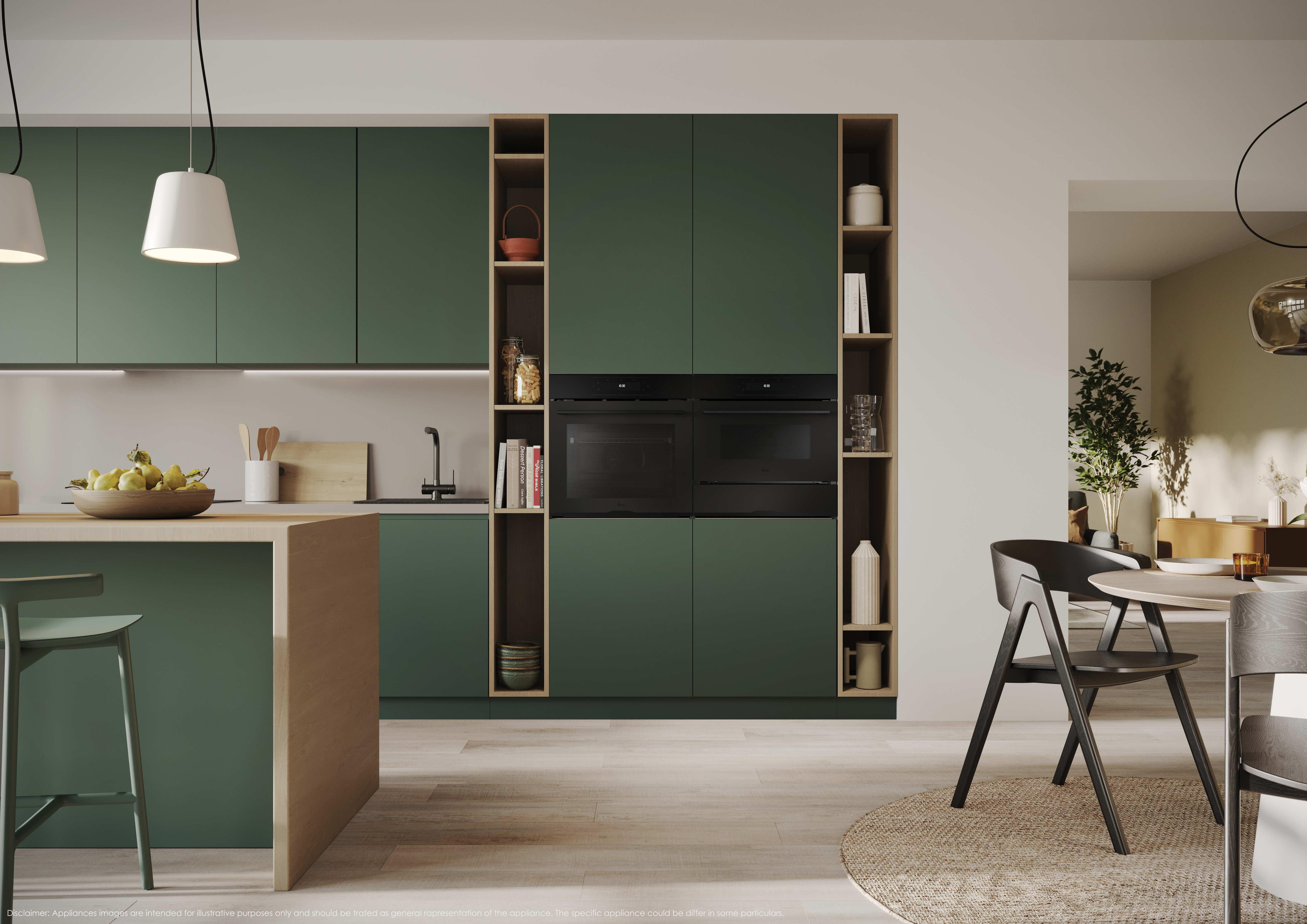 Moderna cucina verde con forni da incasso, mensole aperte e isola in legno.