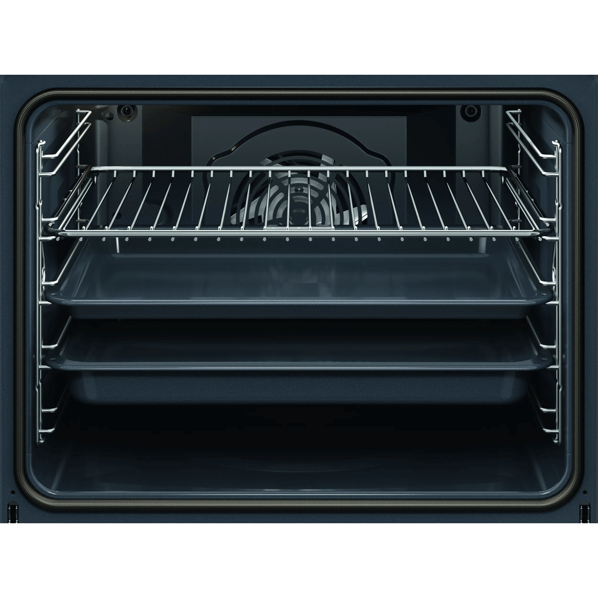 Vista interna di un forno vuoto con una griglia metallica in alto e due teglie scure sotto.