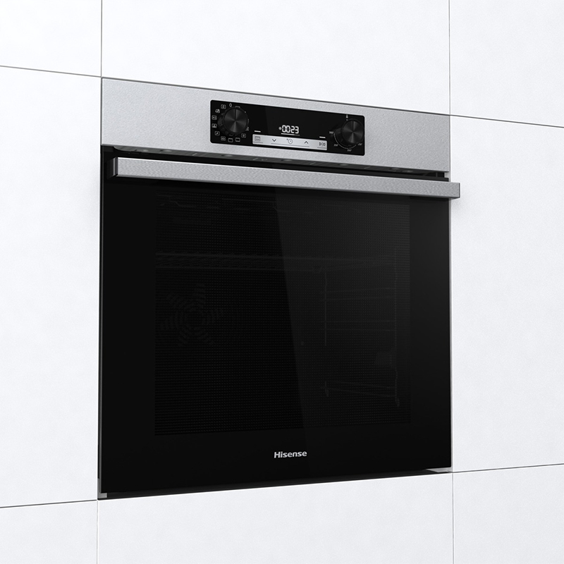 Moderno forno da incasso Hisense nero e in acciaio inossidabile su parete piastrellata bianca.