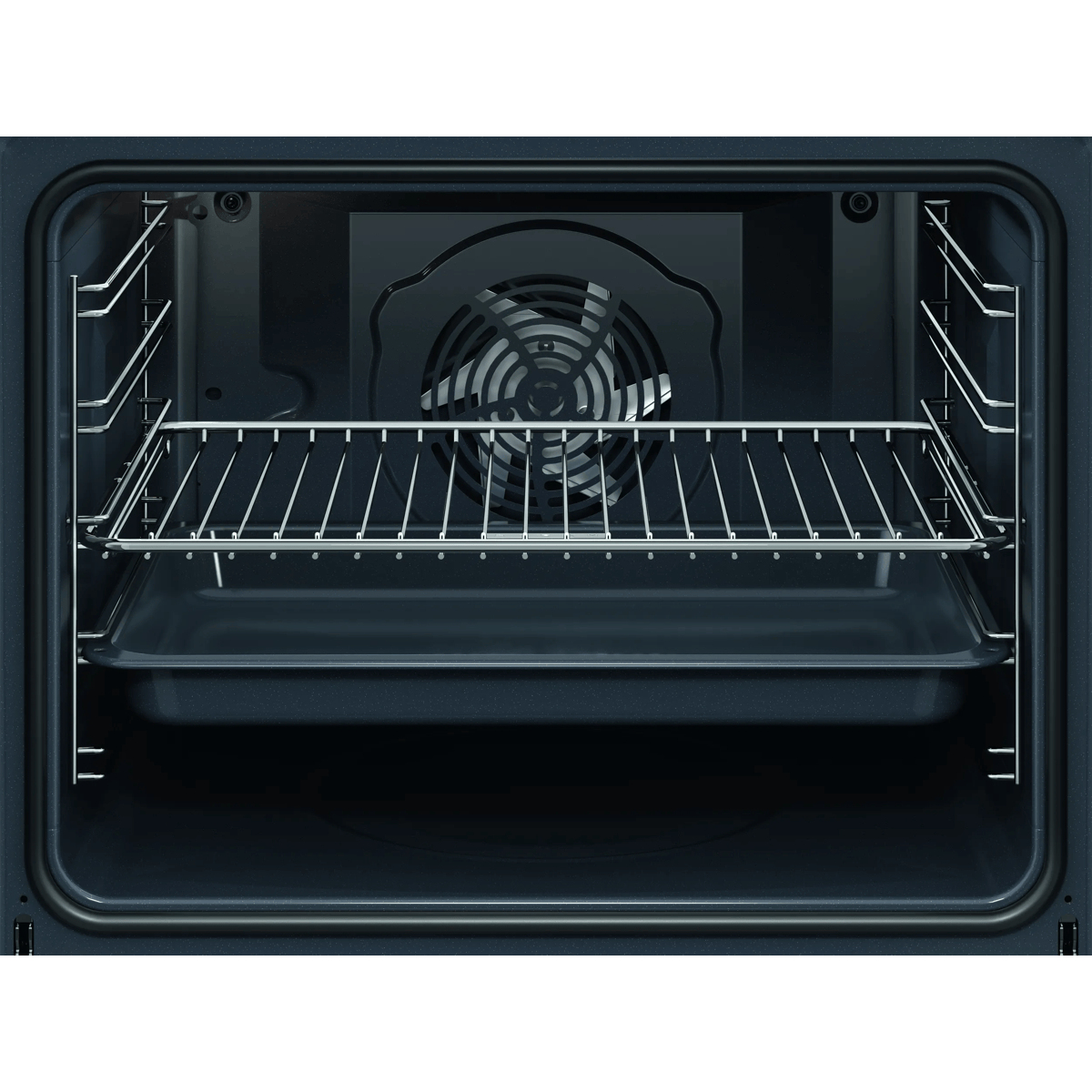 Vista interna di un forno vuoto con griglia e teglia inserite e una ventola di convezione sulla parete di fondo.