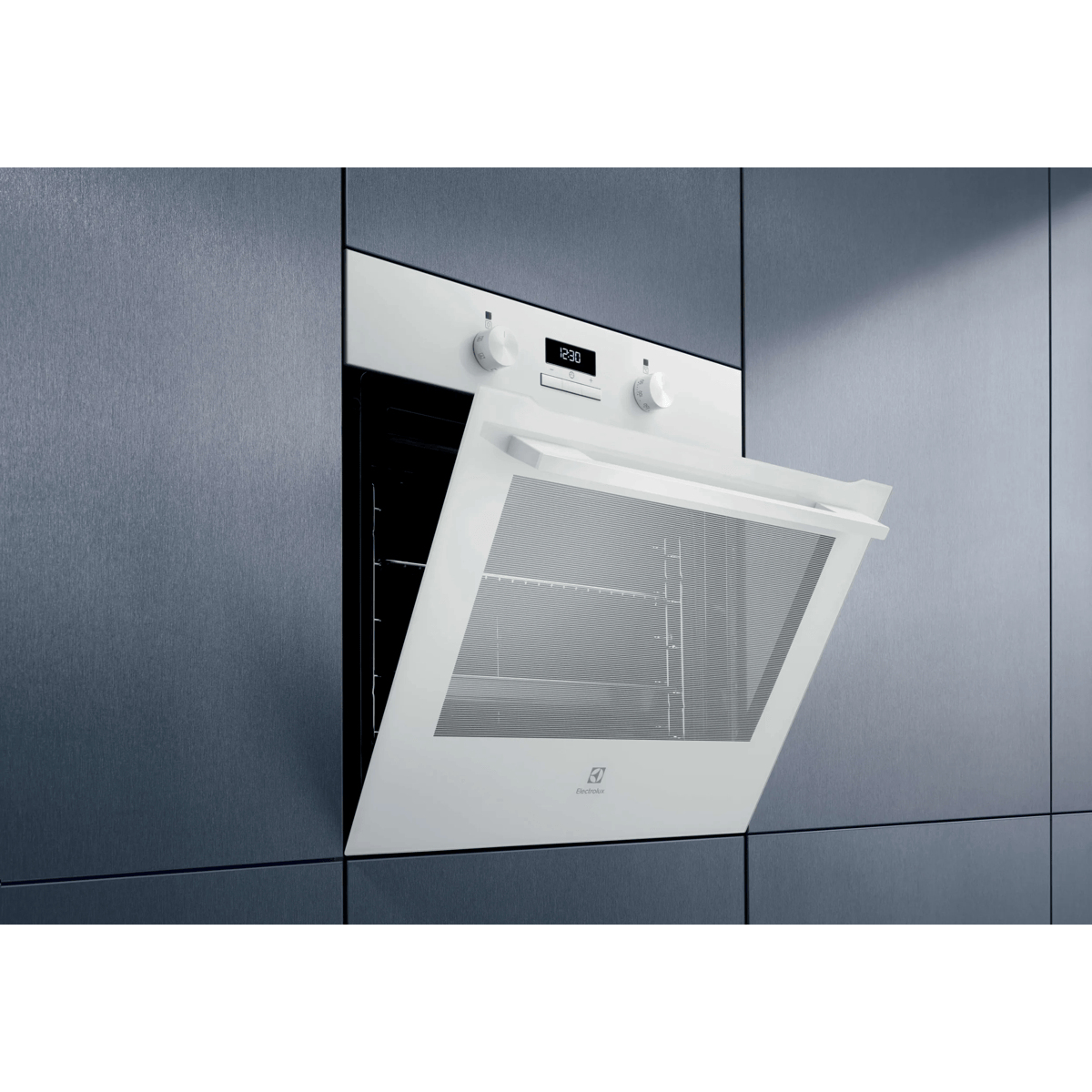 Un forno da incasso bianco con la porta aperta è integrato in una parete di cucina in metallo grigio.