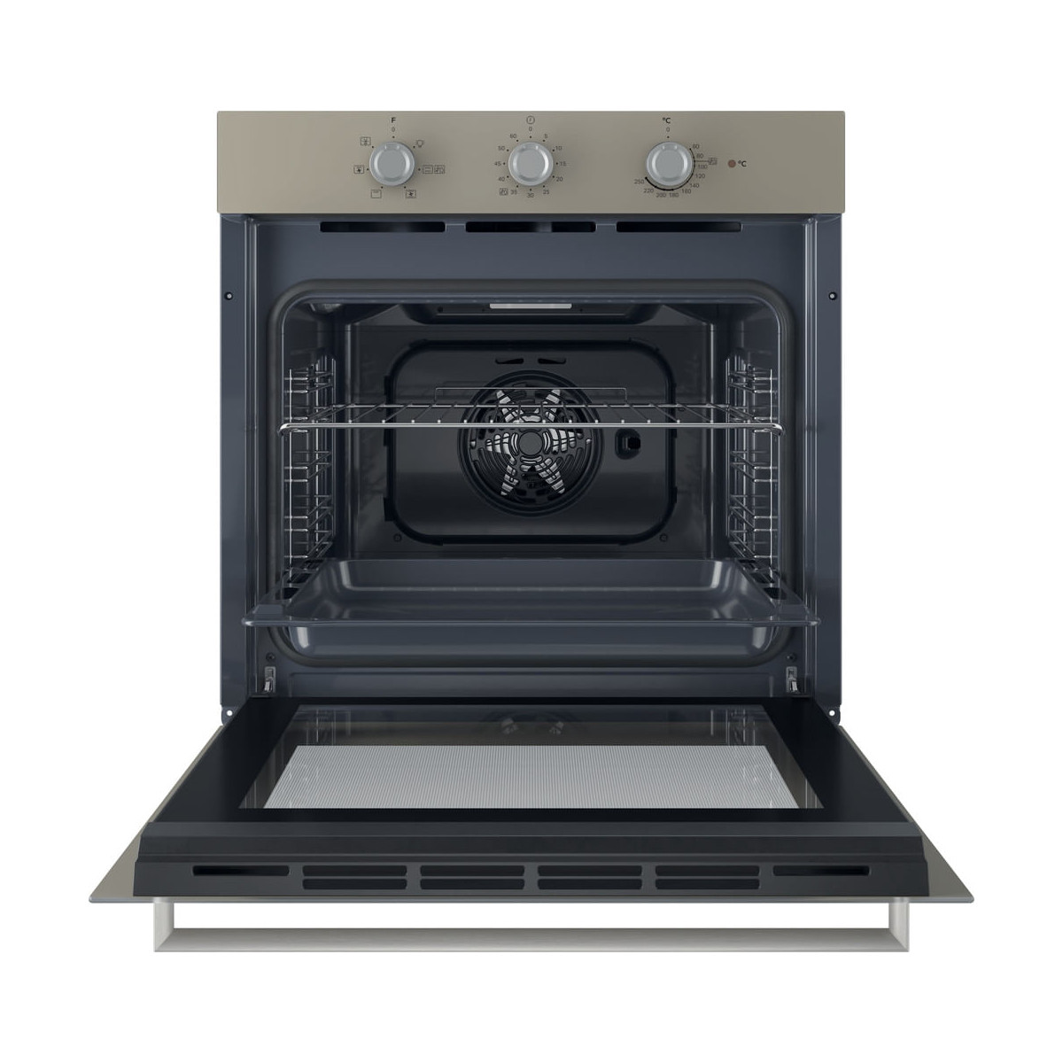 Vista frontale di un forno grigio aperto con tre manopole, una griglia e una teglia su sfondo bianco.