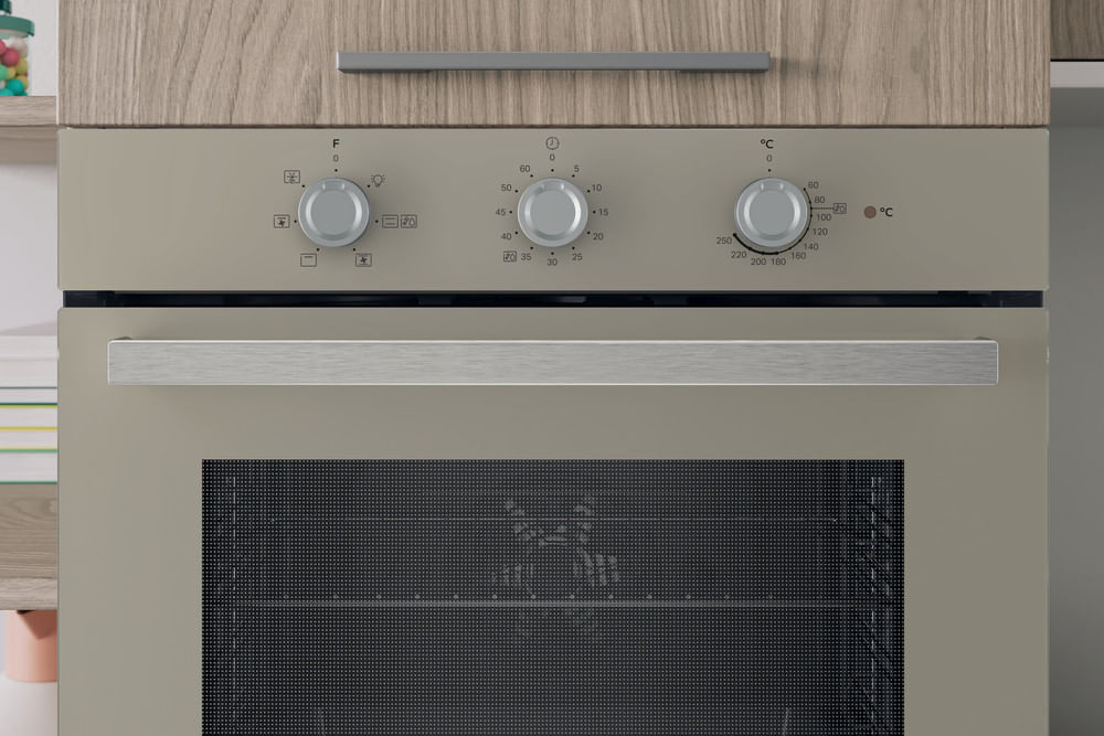 Un forno da incasso beige con tre manopole argentate, un timer e una maniglia in metallo.