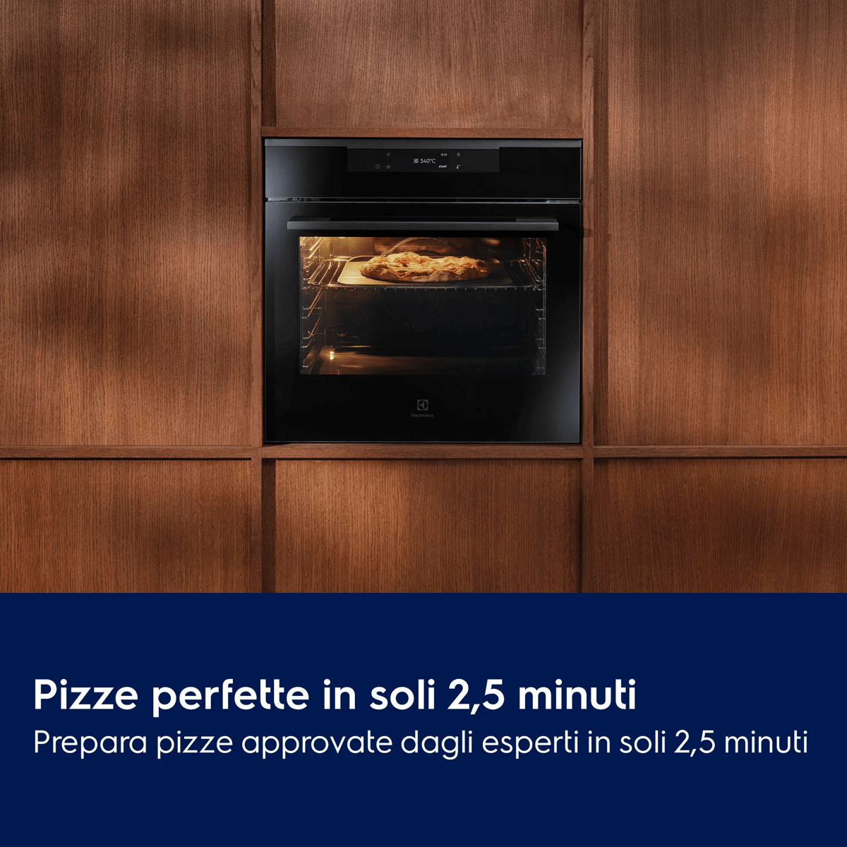 Un forno nero da incasso in mobili in legno scuro con una pizza che cuoce all'interno e testo in basso.