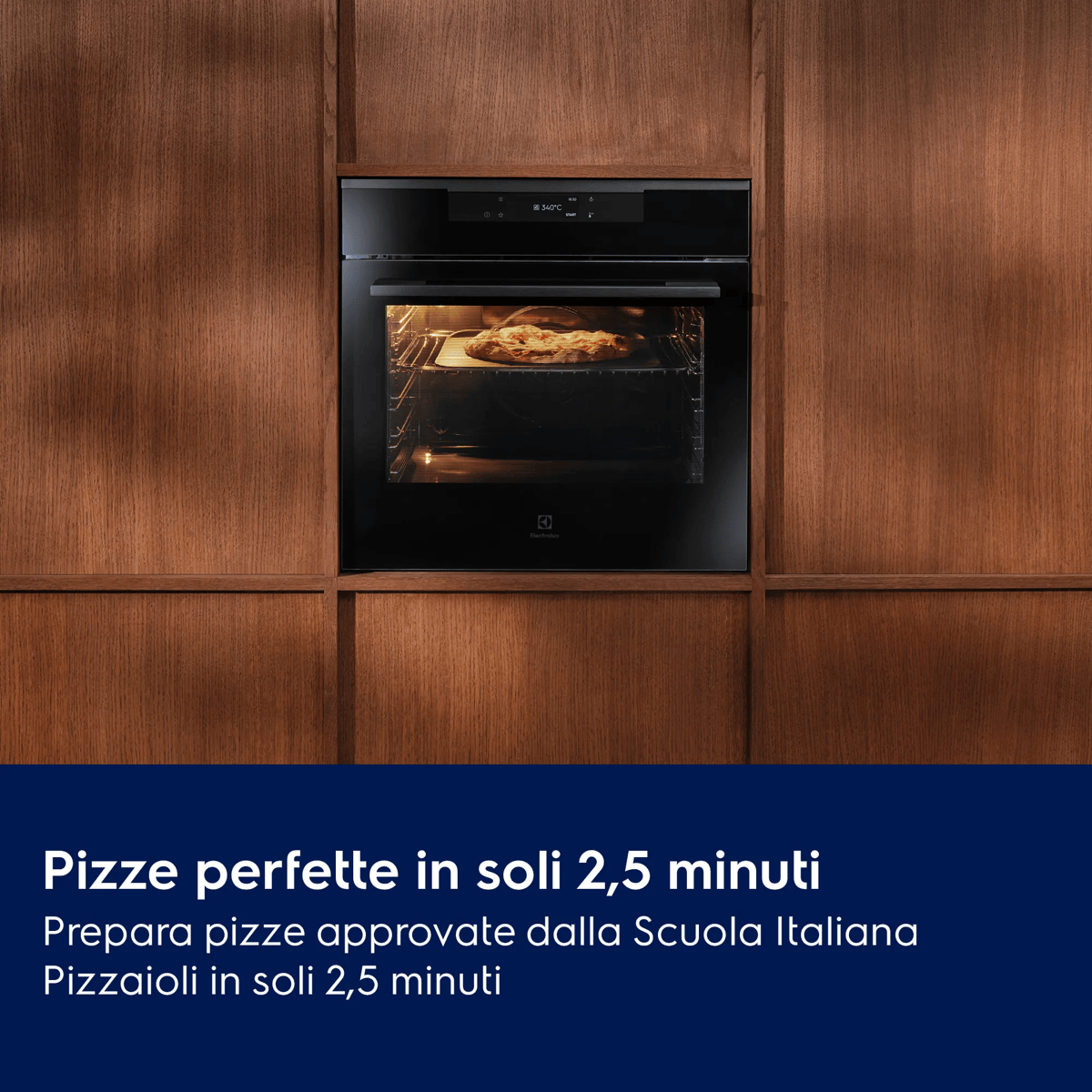 Un moderno forno nero integrato in una parete di legno con una pizza in cottura.