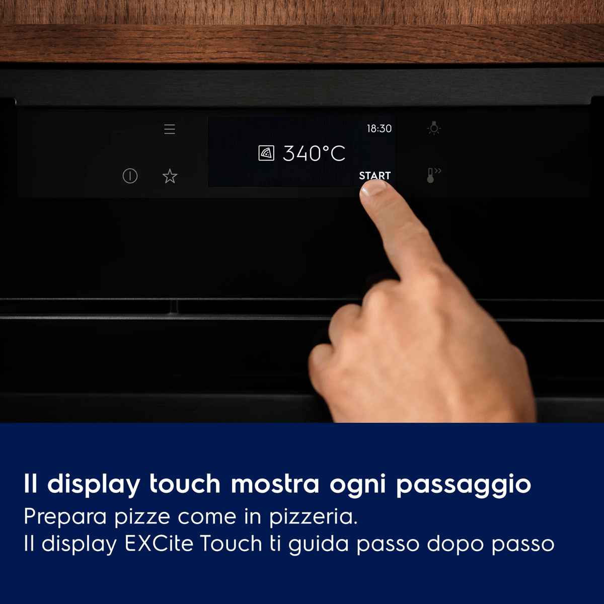 Mano preme start sul display del forno a 340 gradi.