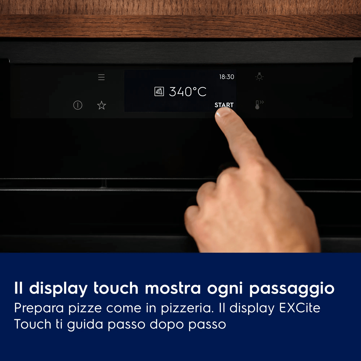 Mano che preme start sul display touch nero di un forno che mostra 340°C.