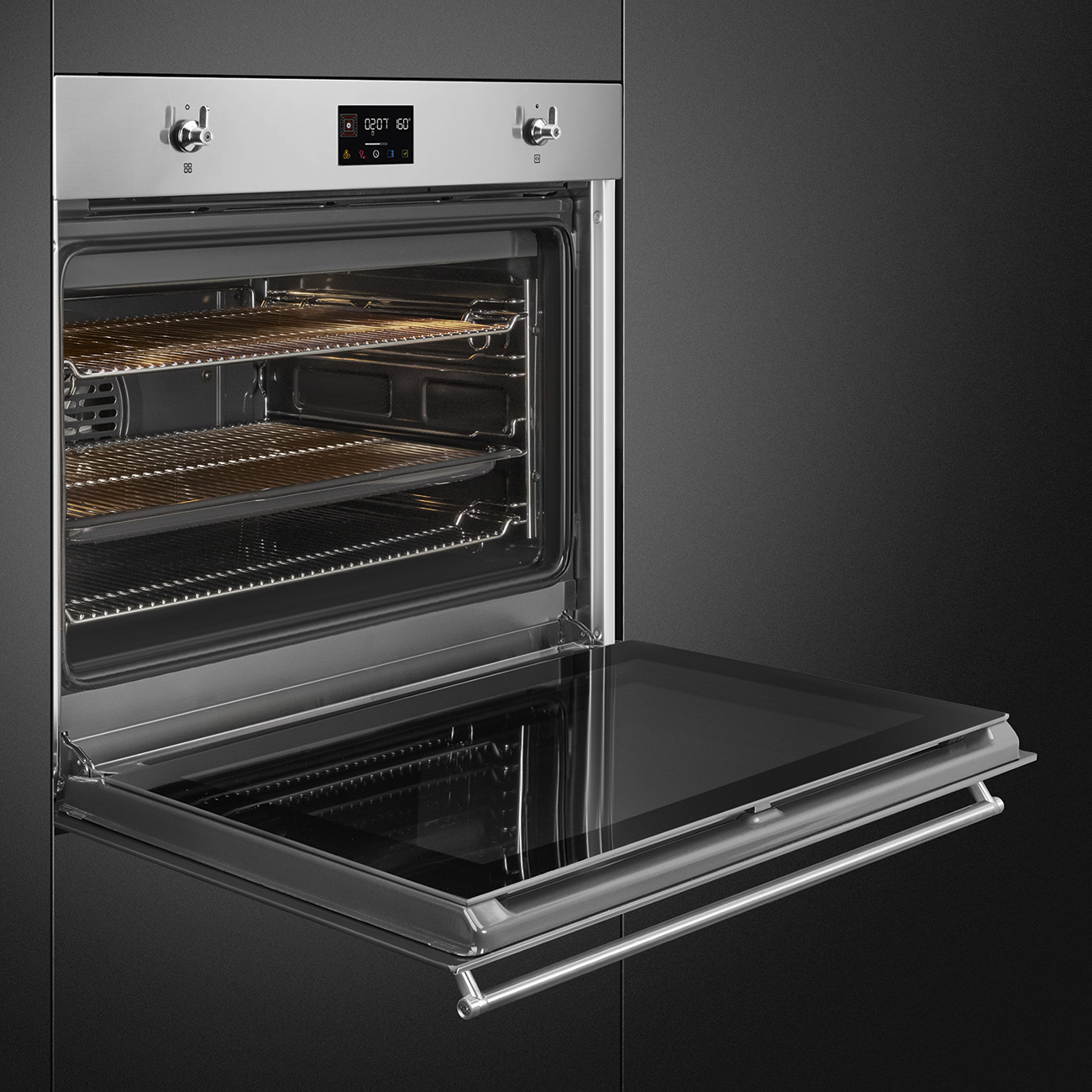Forno da incasso in acciaio inossidabile con porta in vetro aperta e tre griglie.