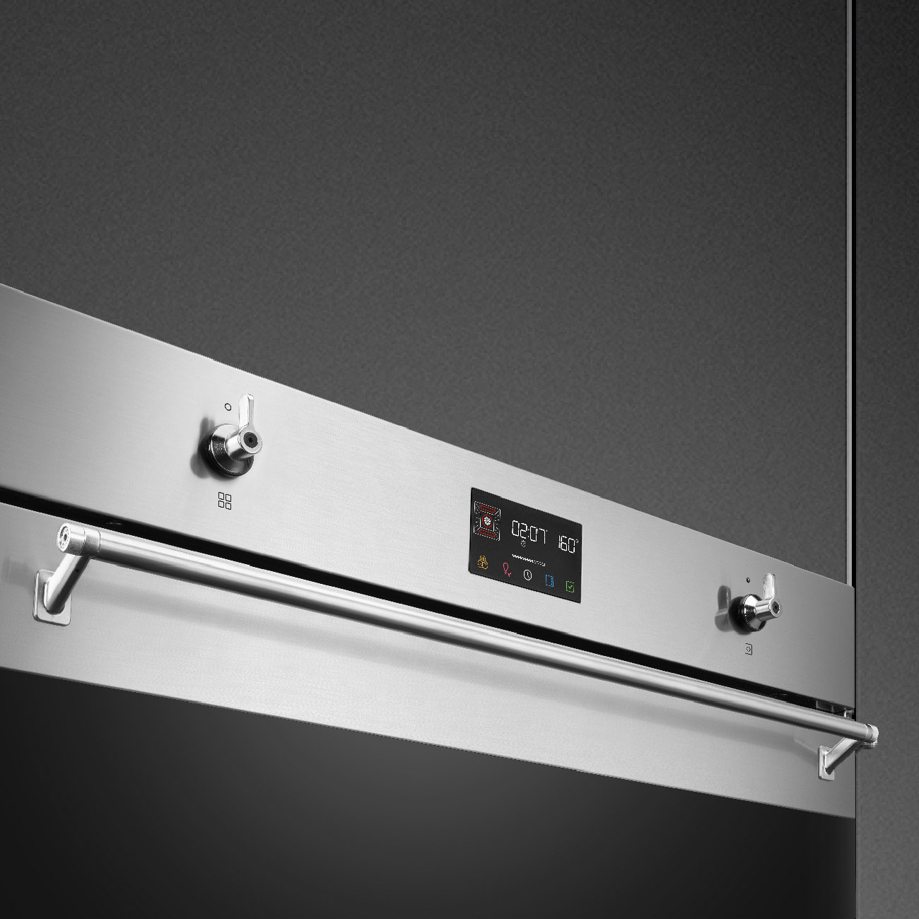 Primo piano di un forno argentato con display digitale e manopole.