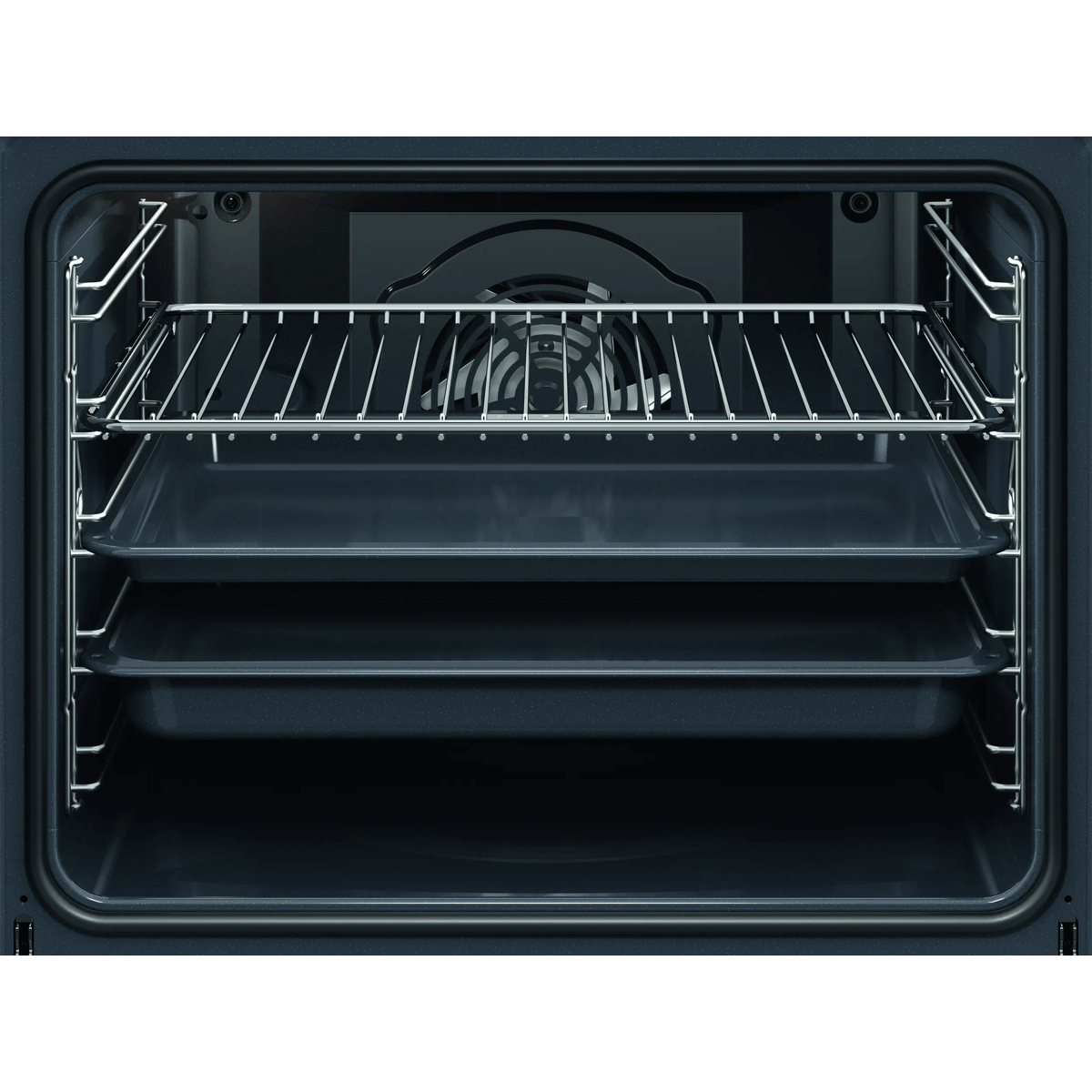 Interno di forno nero aperto con due teglie, una griglia e una ventola visibile sul fondo.