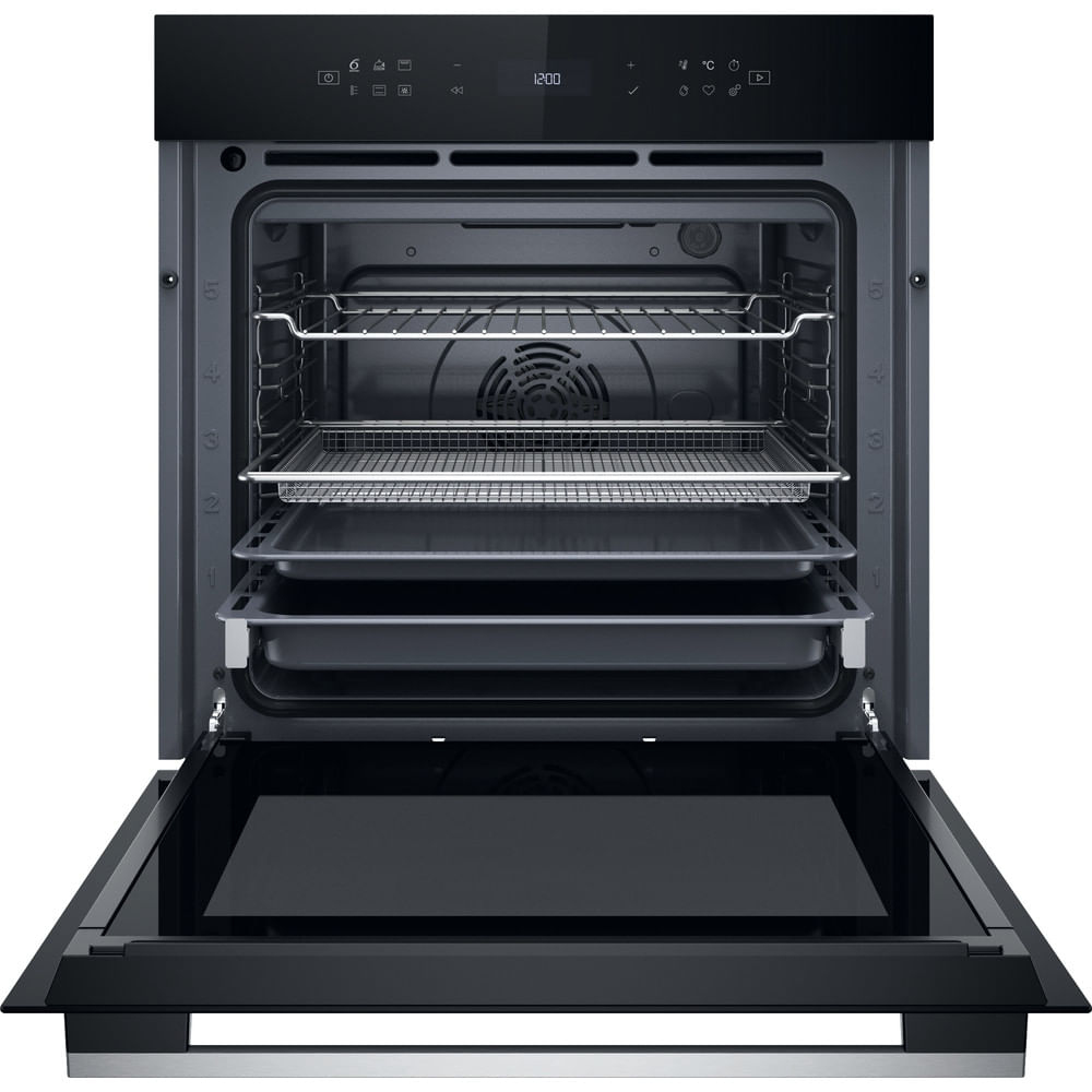 Vista frontale di un forno da incasso nero aperto con varie griglie e teglie all'interno.