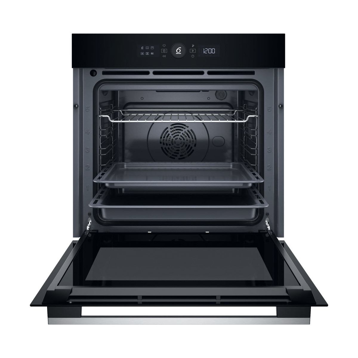 Un forno da incasso nero con porta aperta mostra due teglie, una griglia e pannello digitale.