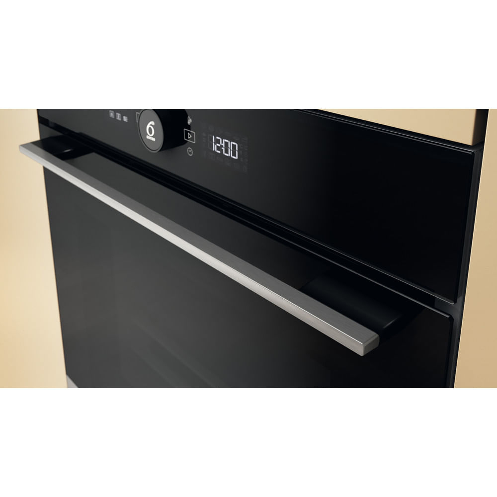 Moderno forno da incasso nero con maniglia argento, display digitale dell'ora e manopola.