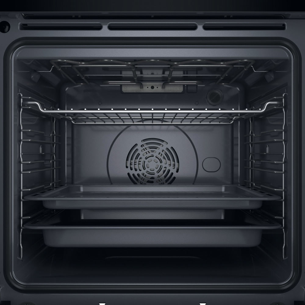 Vista interna di un forno nero con una griglia e due teglie.