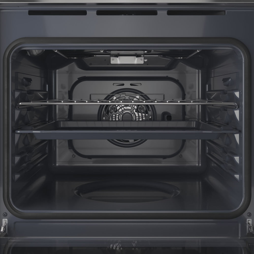 L'interno di un forno moderno con una griglia, una teglia da forno e una ventola integrata.