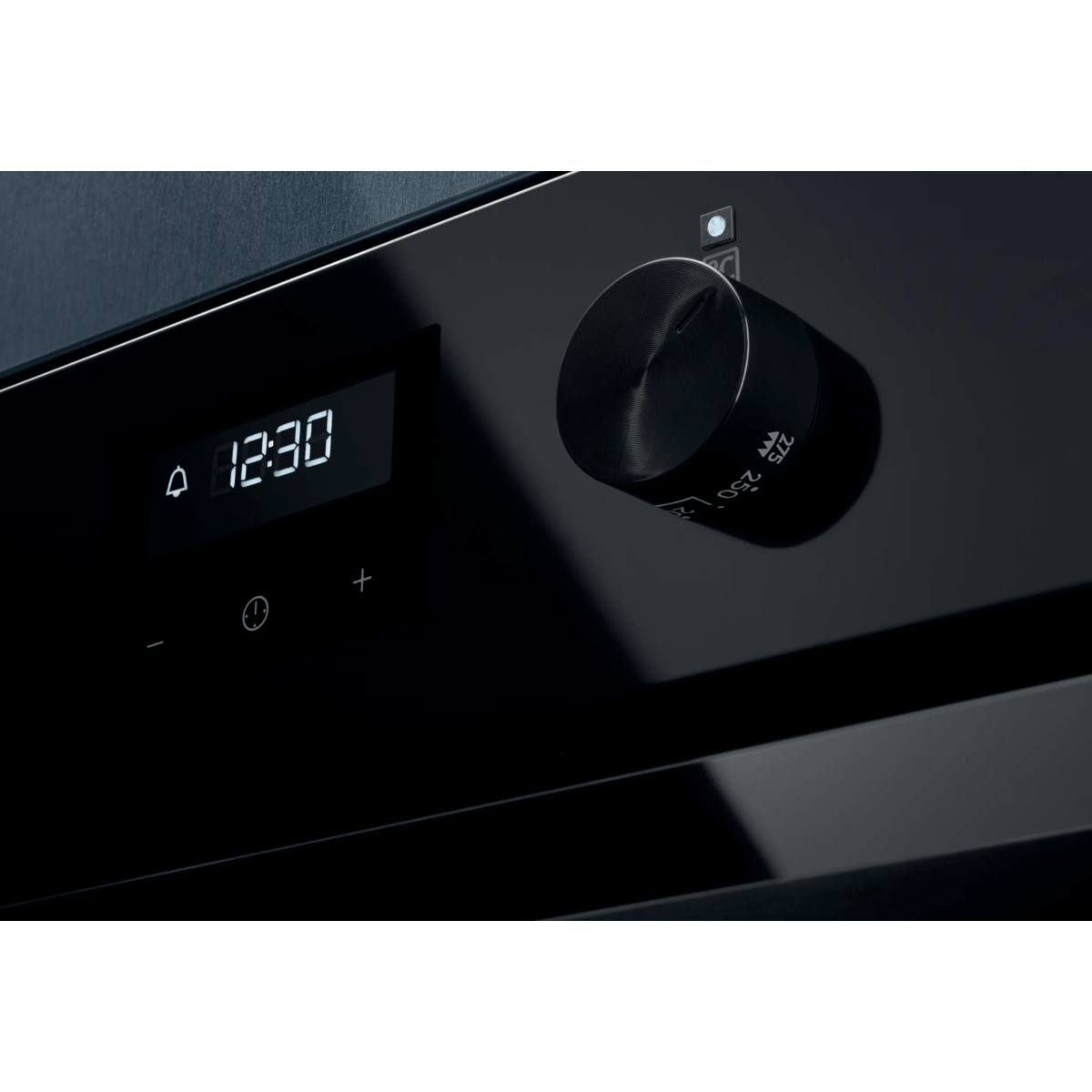 Un pannello di controllo del forno nero con orologio digitale che segna le 12:30 e una manopola.