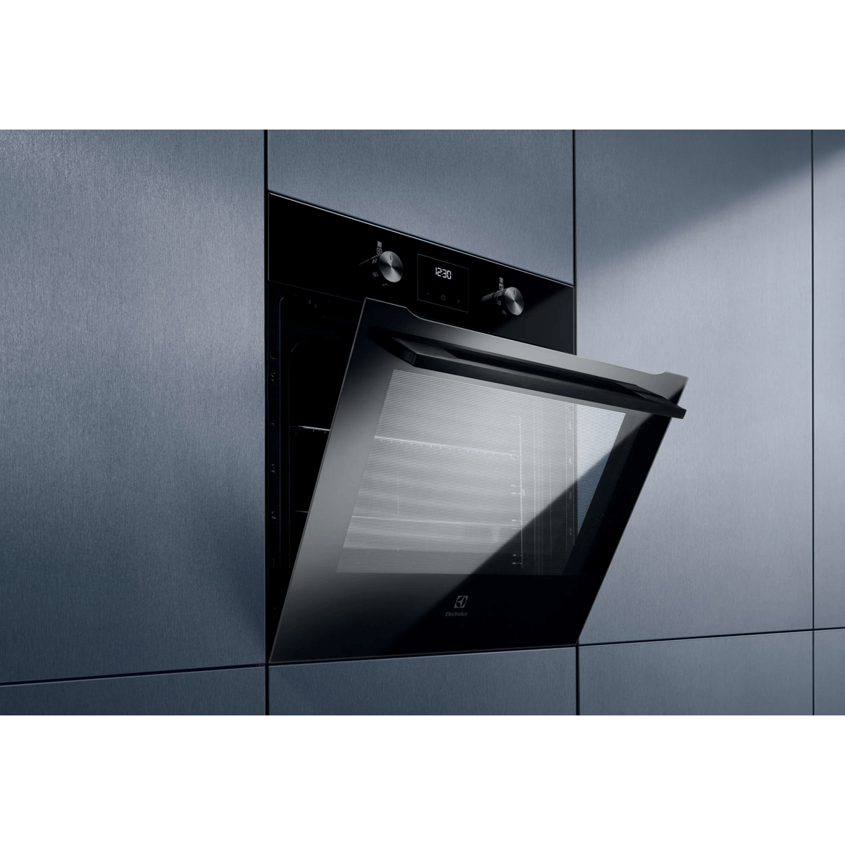 Un forno da incasso nero con la porta aperta è integrato in una cucina moderna.