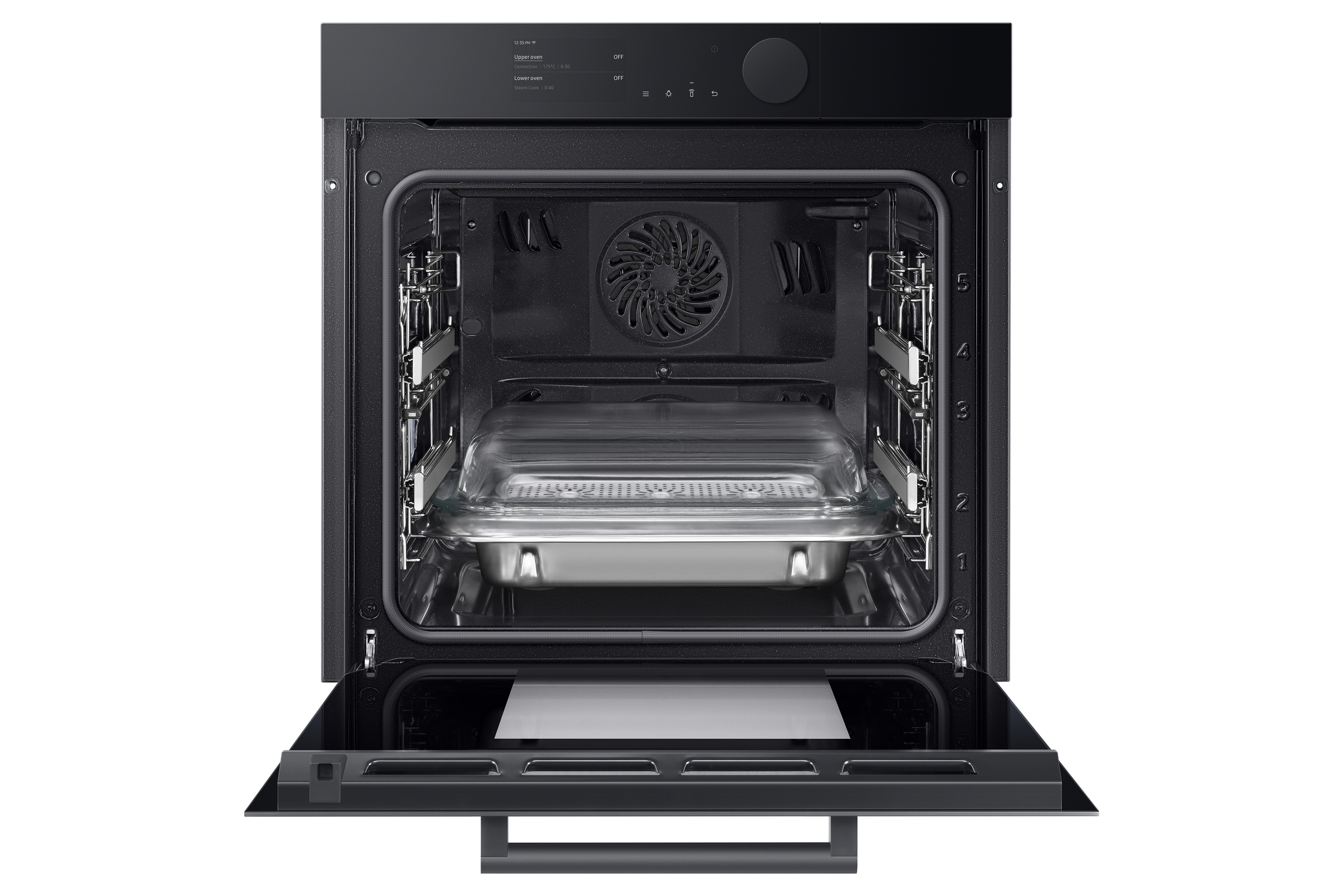 Vista frontale di un forno nero aperto con una pirofila argentata e inserto per cottura a vapore.