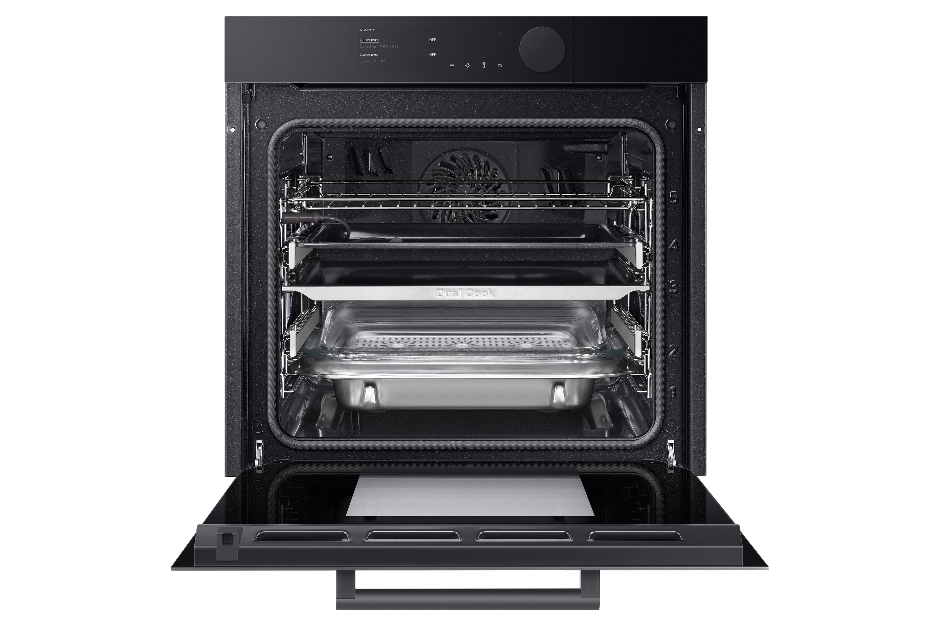 Forno elettrico moderno nero aperto con griglie e vassoi.