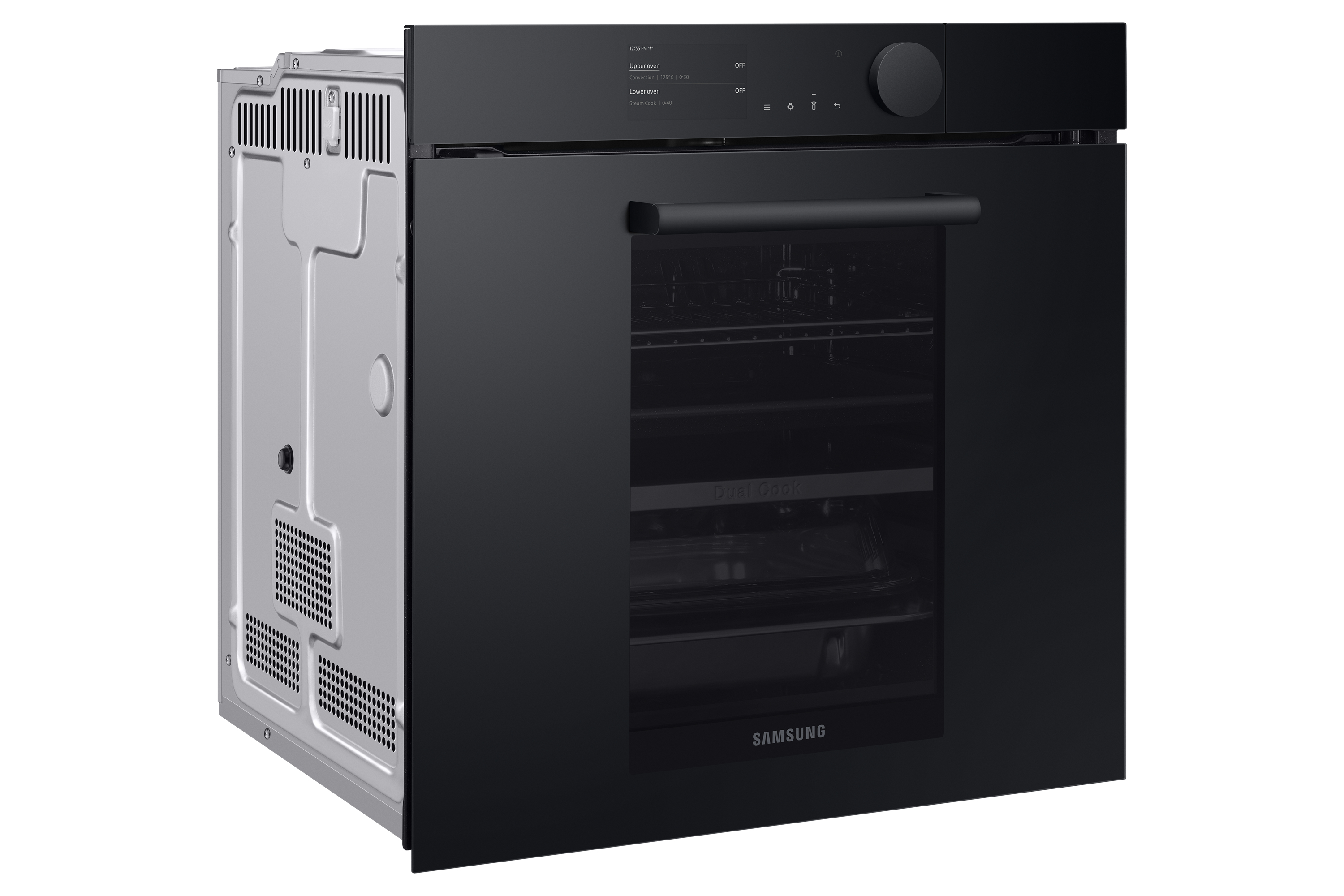 Un moderno forno incassato nero con display digitale e maniglia sulla porta chiusa, visto di lato.