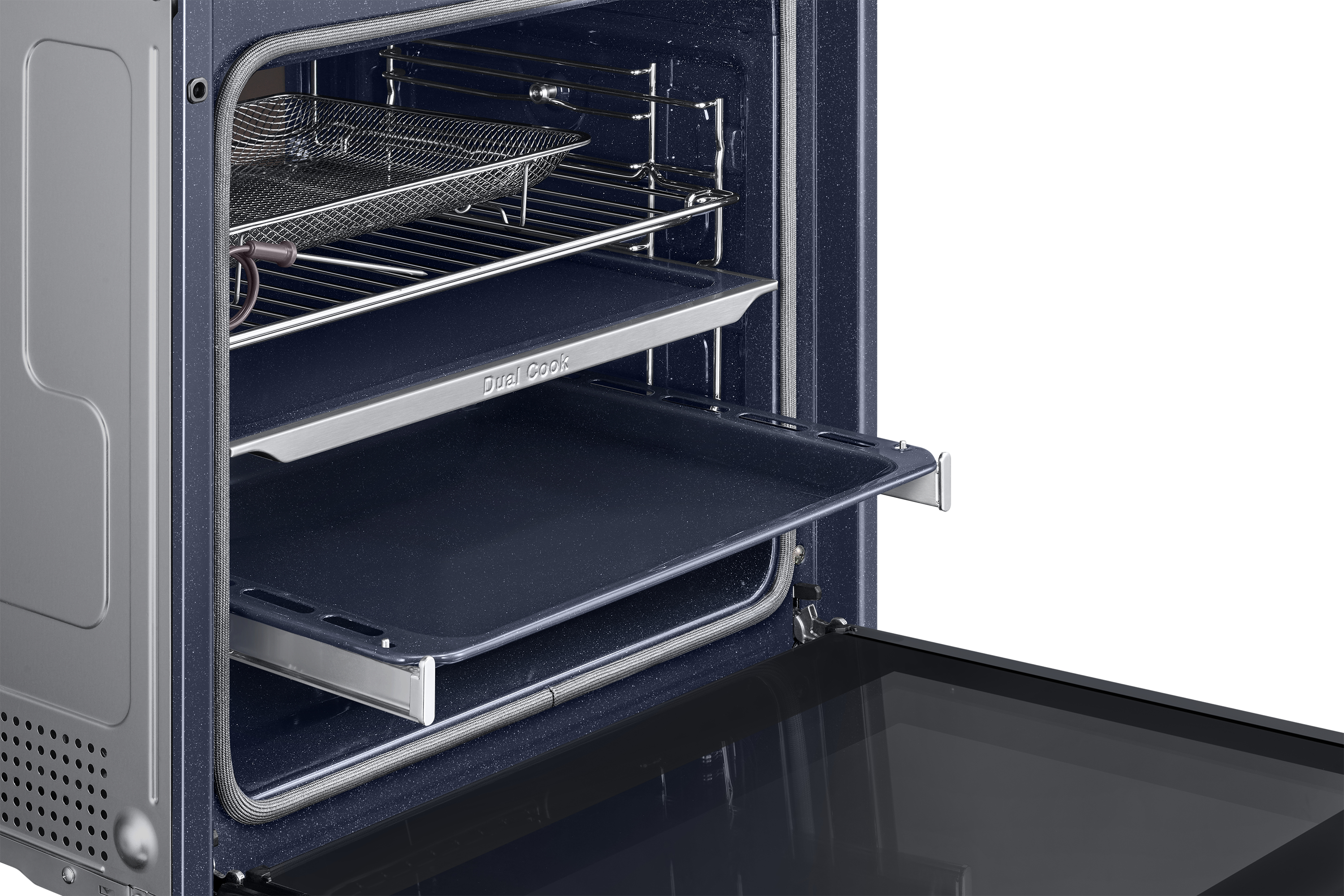 Vista interna di un forno aperto con ripiani multipli, divisorio Dual Cook e cestello per friggitrice.