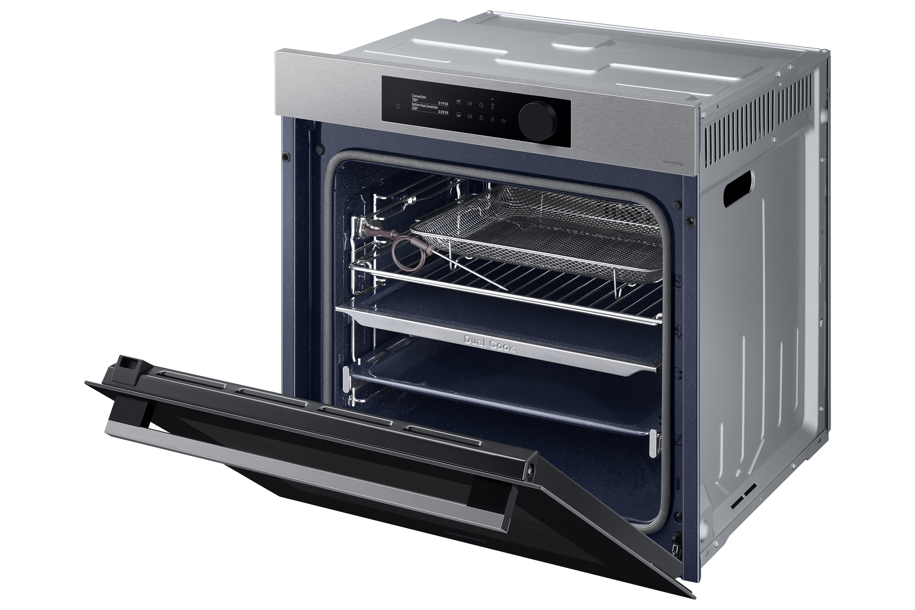 Forno incasso argento con porta aperta, display digitale, griglie e teglie all'interno.