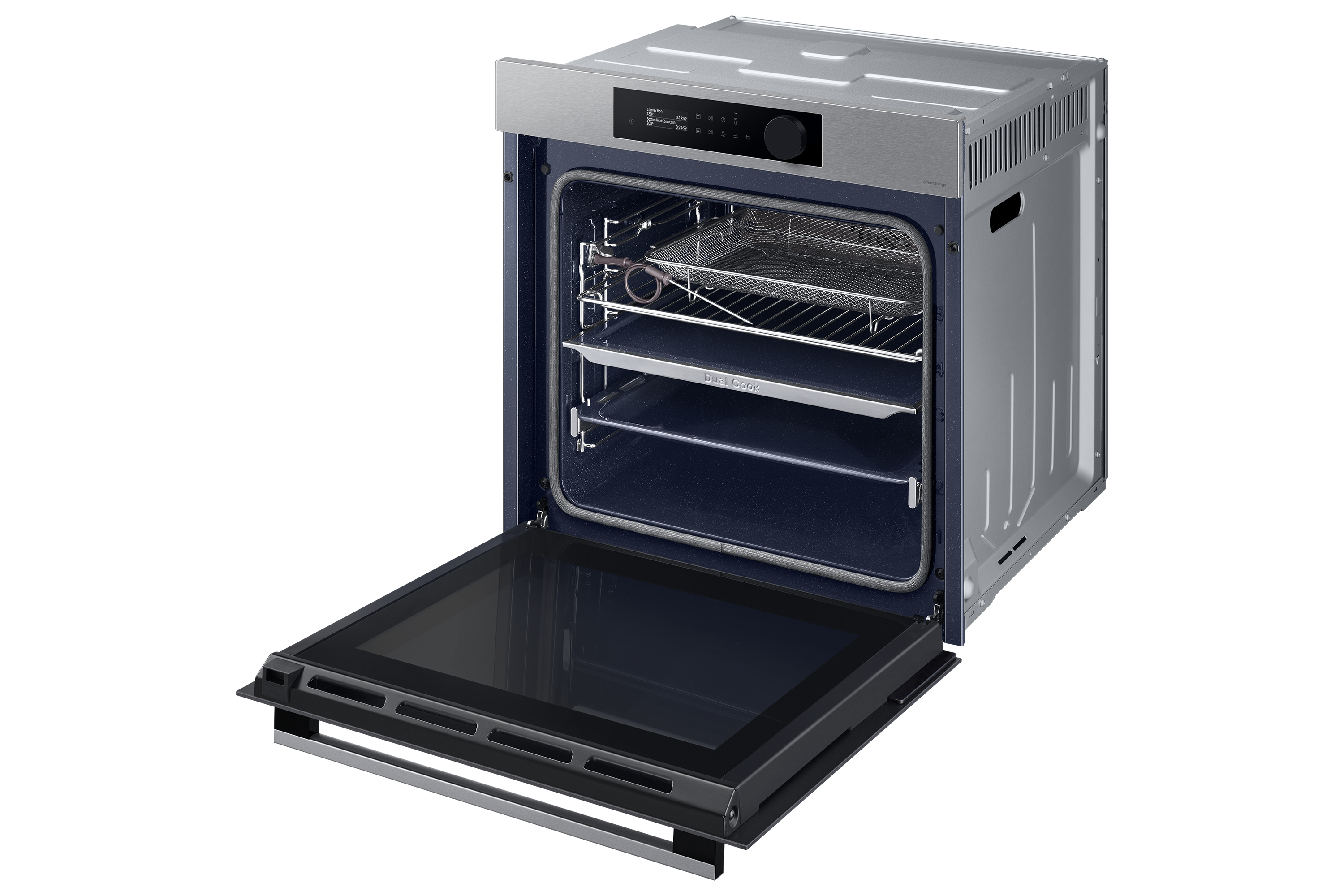 Forno da incasso argentato con porta in vetro aperta, griglie e cestello per friggitrice nella cavità blu.