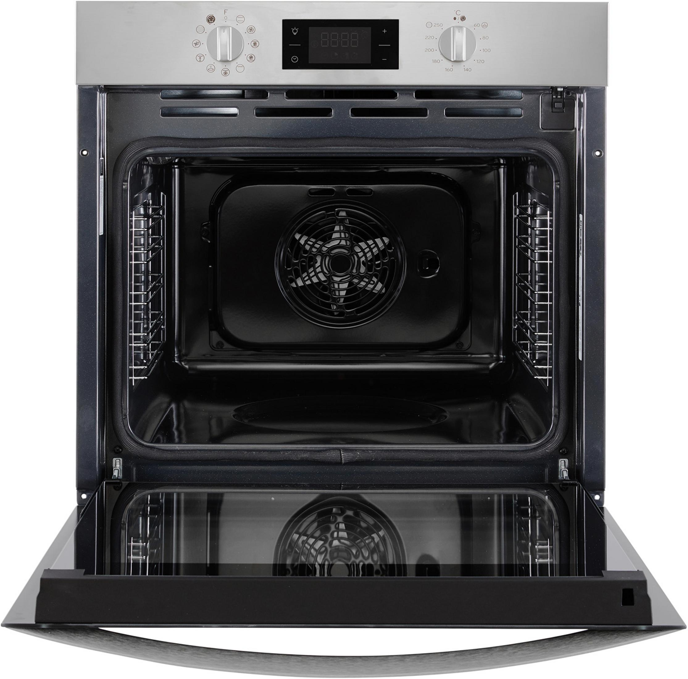 Un forno da incasso argentato aperto con interno nero, ventola a convezione e pannello di controllo digitale.