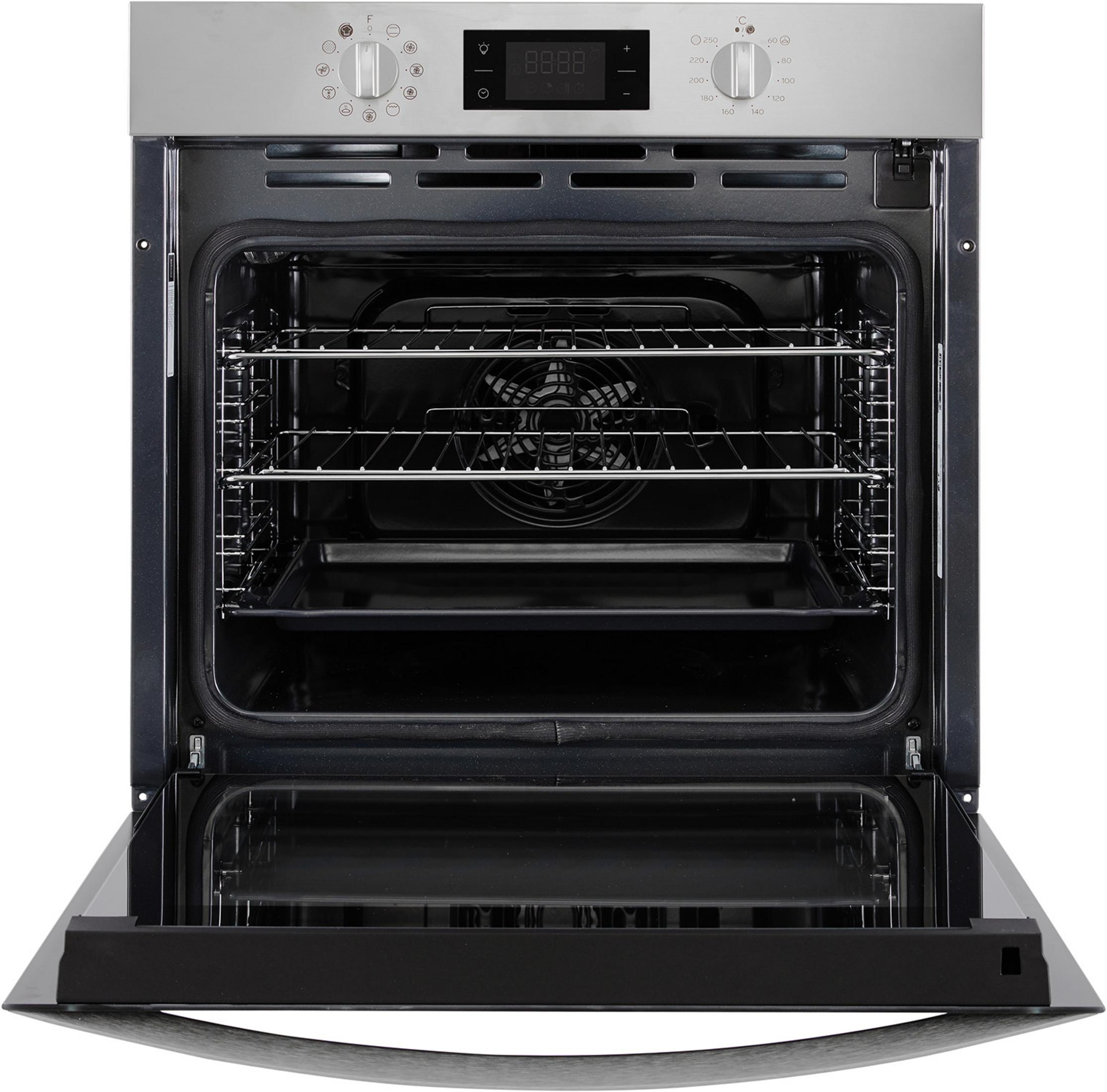 Forno in acciaio inox con porta aperta, due griglie metalliche e una teglia nella cavità nera.