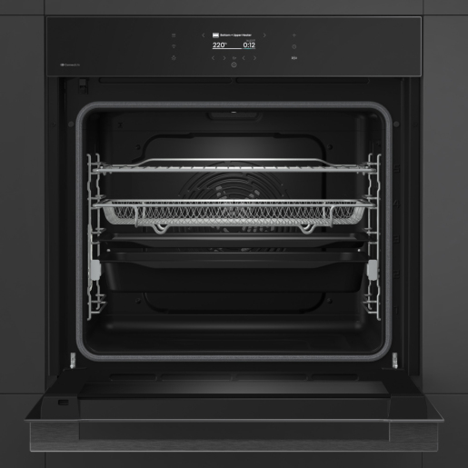 Forno da incasso nero aperto con luce interna, griglie superiori, cestello e teglie inferiori.