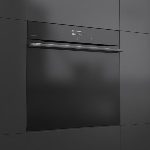Moderno forno da incasso nero con display digitale e maniglia sottile in un mobile da cucina scuro.