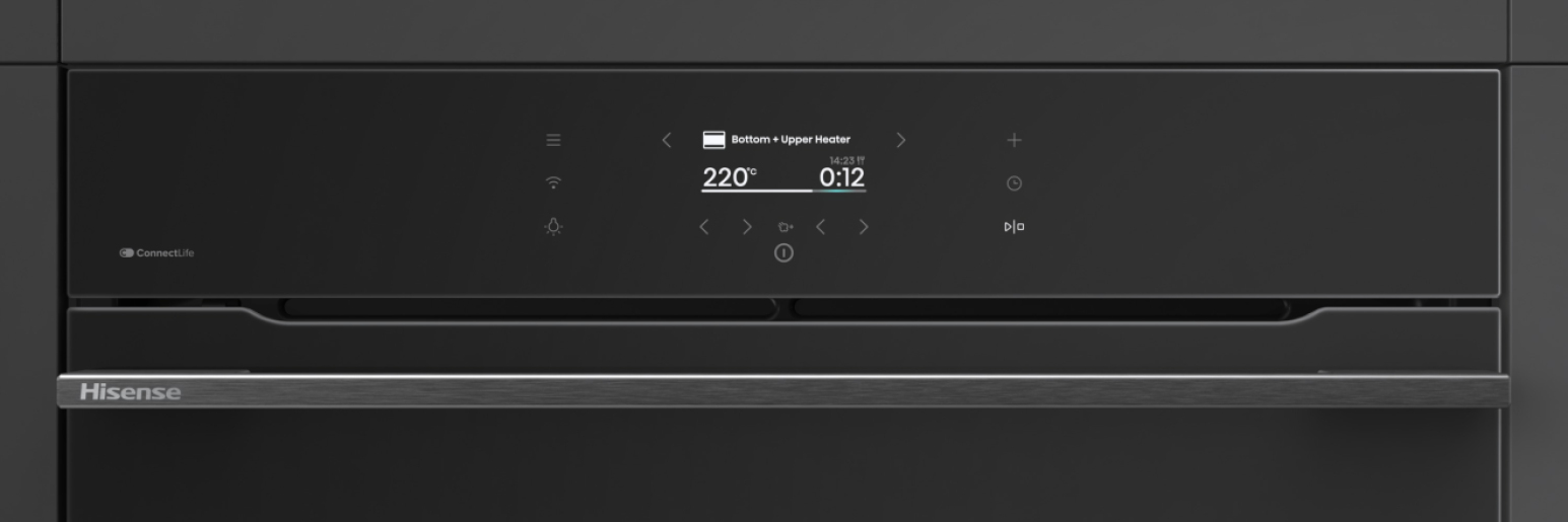 Pannello di controllo forno nero Hisense con display digitale e maniglia.