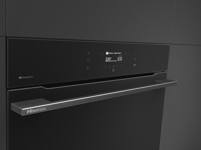 Un pannello di controllo per forno Hisense nero mostra impostazioni con schermo digitale e maniglia argentata.