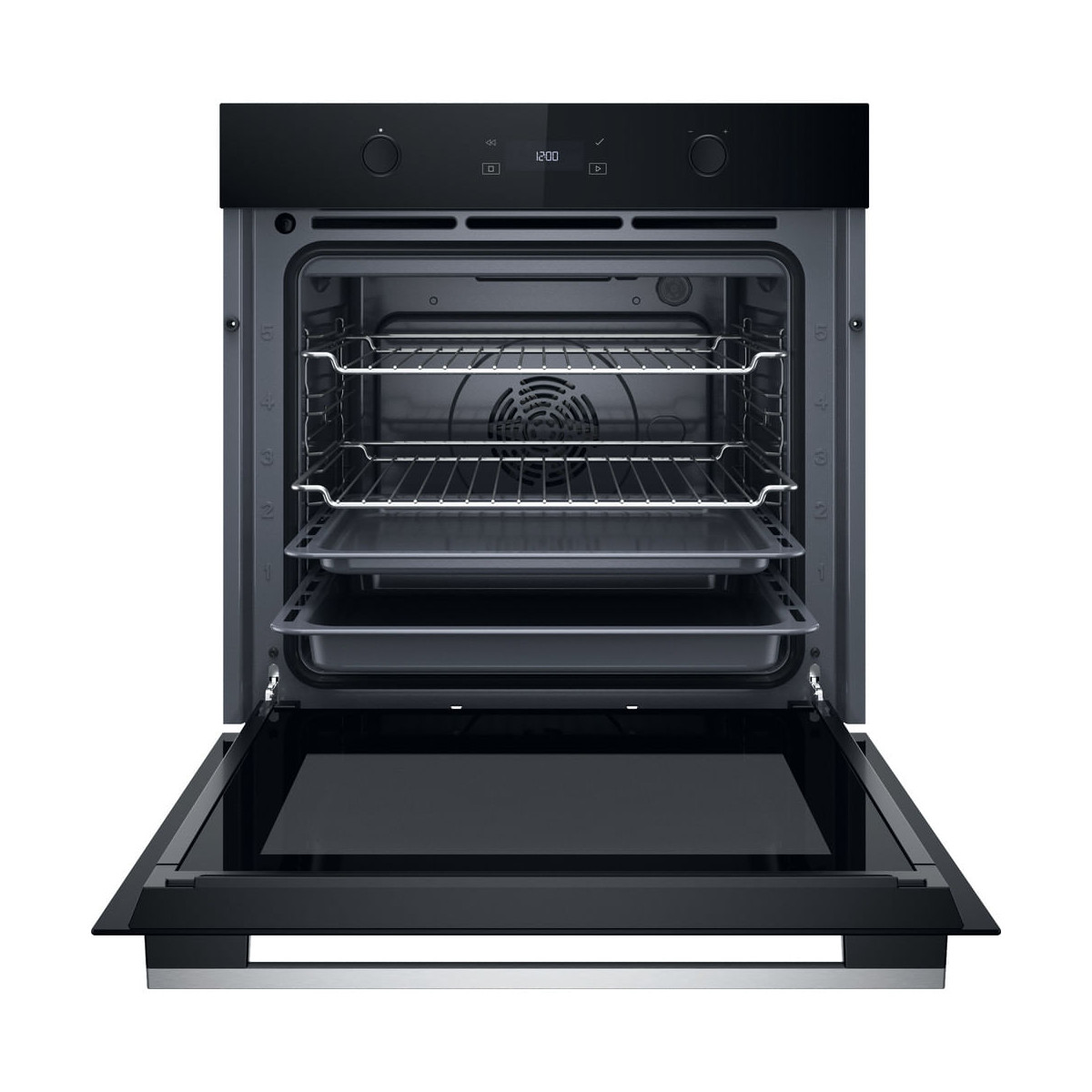 Un forno nero con la porta aperta, dotato di due griglie e due teglie all'interno.