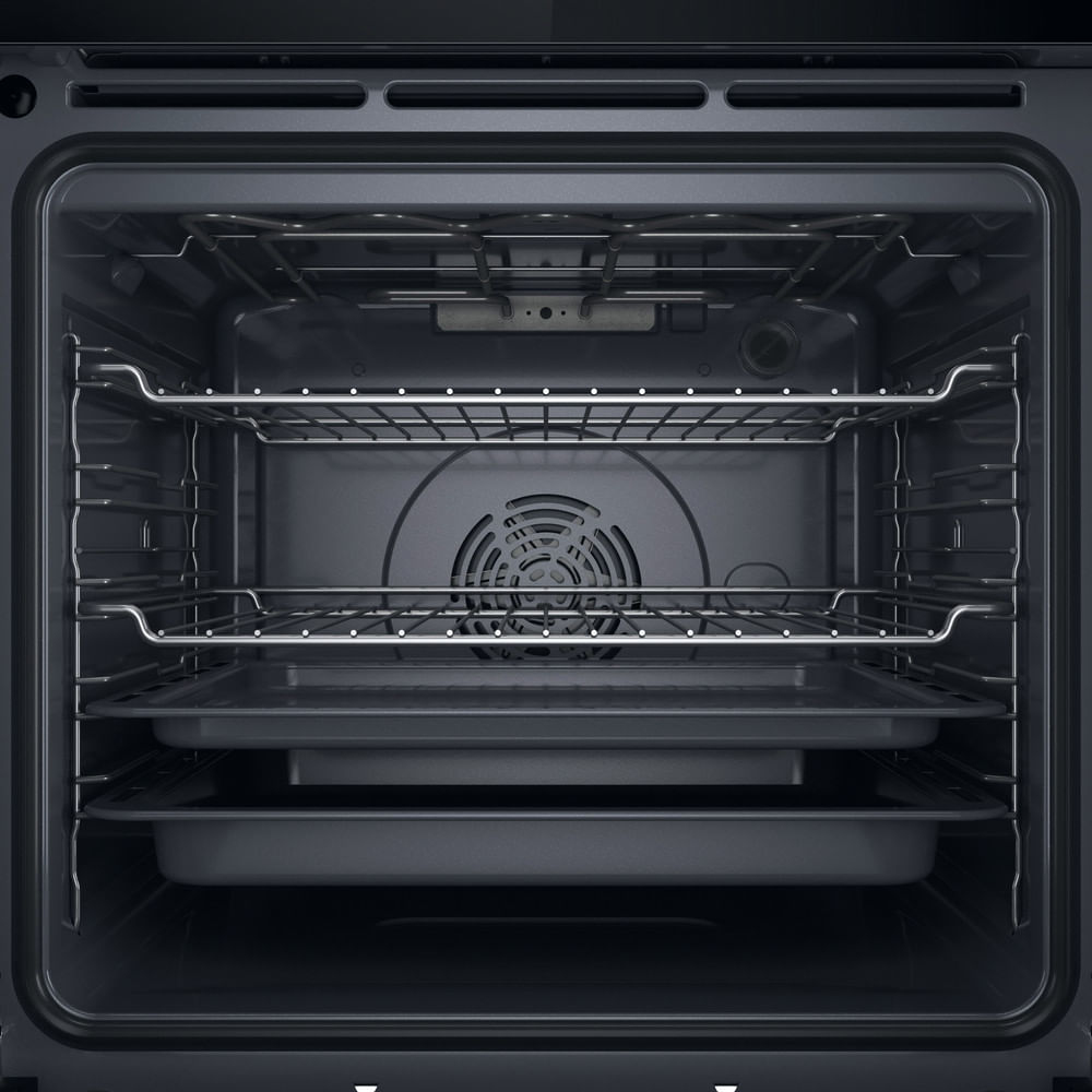 Vista interna di un forno grigio scuro vuoto con due griglie e due teglie.