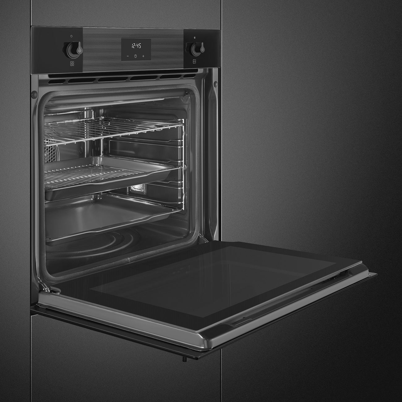 Un forno da incasso nero moderno con la porta in vetro aperta, che rivela griglie e una teglia.