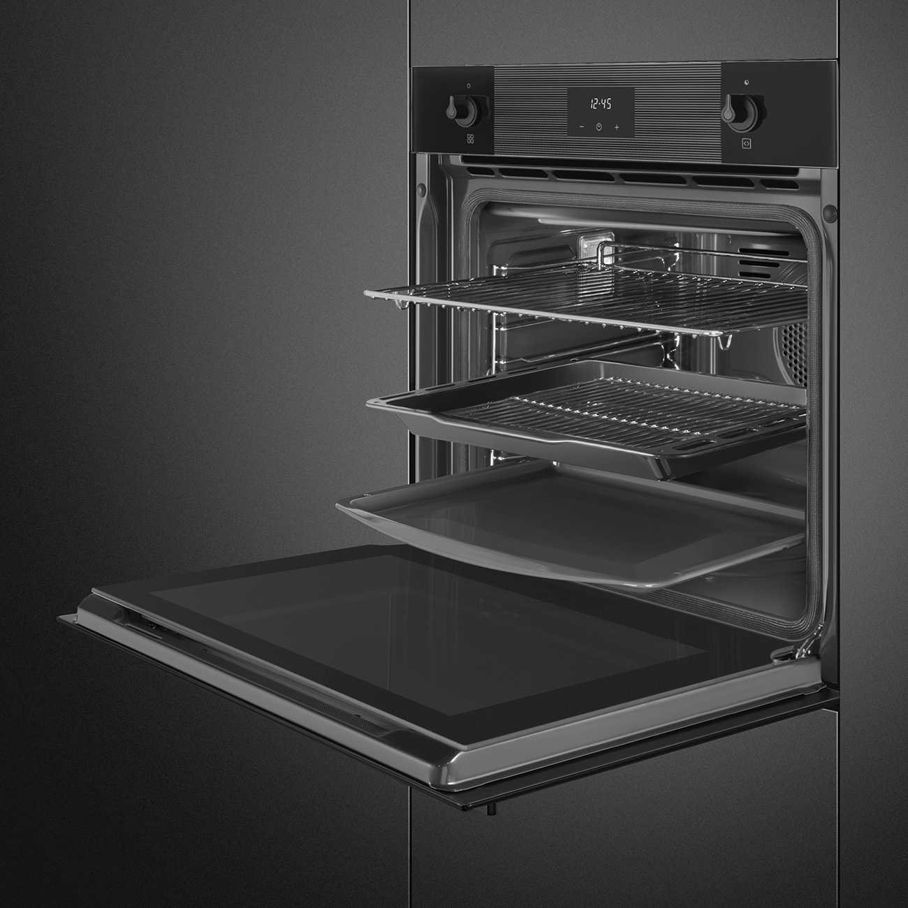 Un forno da incasso nero con la porta aperta, che mostra più griglie e teglie all'interno.