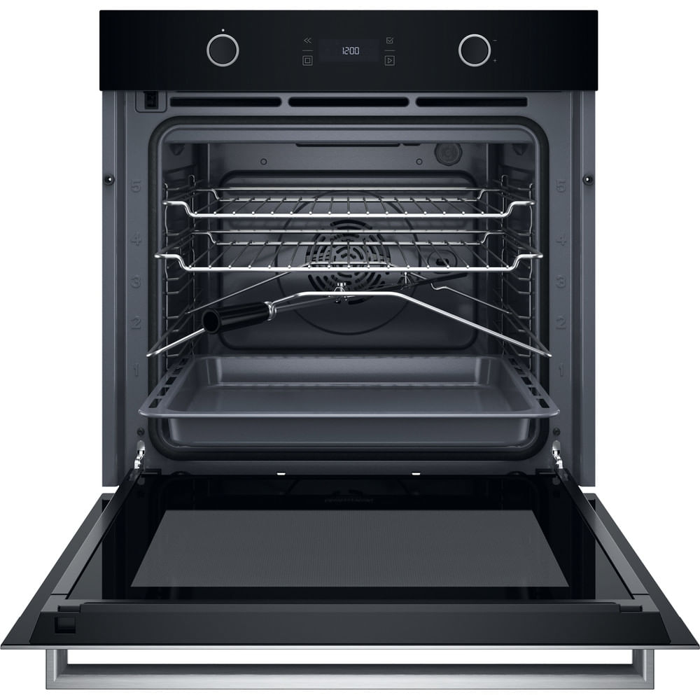 Un forno incassato nero aperto con due griglie, uno spiedo girarrosto e una teglia da forno all'interno.