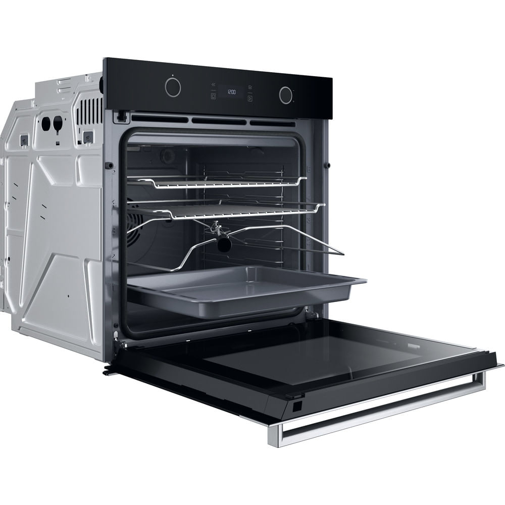 Un forno da incasso aperto argento e nero con teglia e griglie estratte su sfondo bianco.