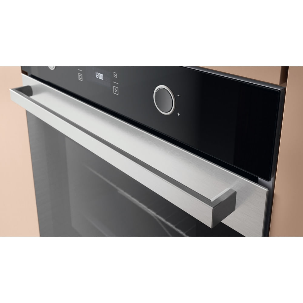 Primo piano di un forno moderno con pannello in vetro nero, display digitale ed elegante maniglia in acciaio inossidabile.