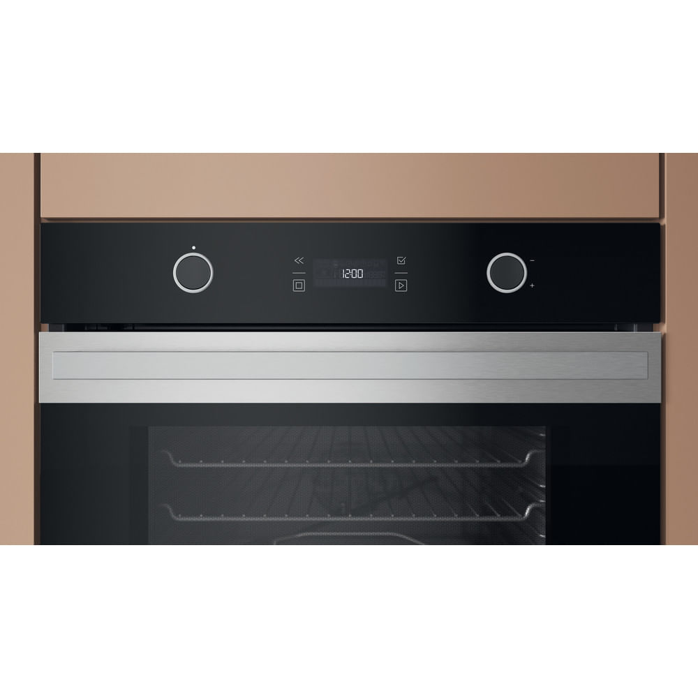 Moderno frontale forno con pannello di controllo nero, display digitale e manopole, in cucina beige.