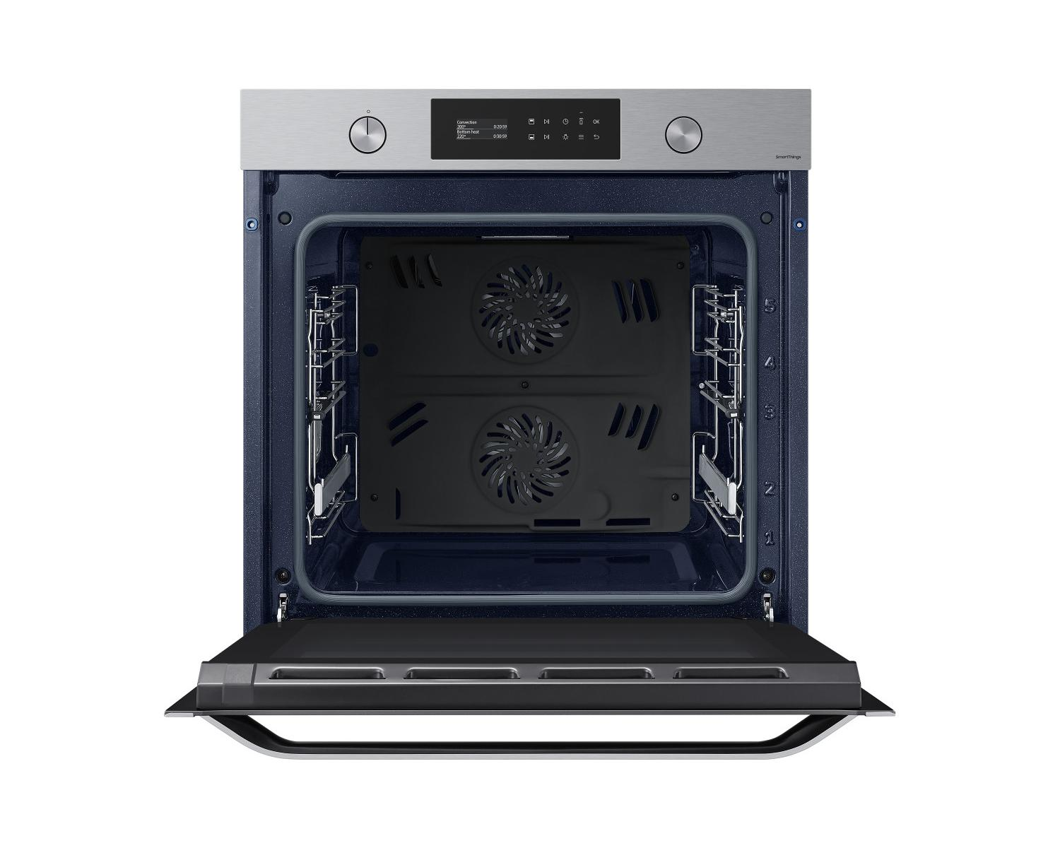 Un forno moderno aperto con display digitale, due ventole sulla parete posteriore e guide laterali.