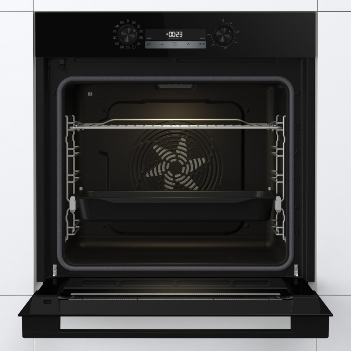 Un forno incassato nero con porta aperta, luce interna, griglie e una teglia.